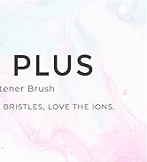 Gros plan de l'emballage du produit ou de la publicité avec « PLUS » en gros texte. Mentionne « Brush » et « BRISTLES, LOVE THE IONS » sur fond rose et bleu ressemblant à de l'aquarelle.