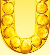 Plusieurs vues d'un dispositif dentaire ou médical en forme de U transparent de couleur ambre sur fond jaune vif.