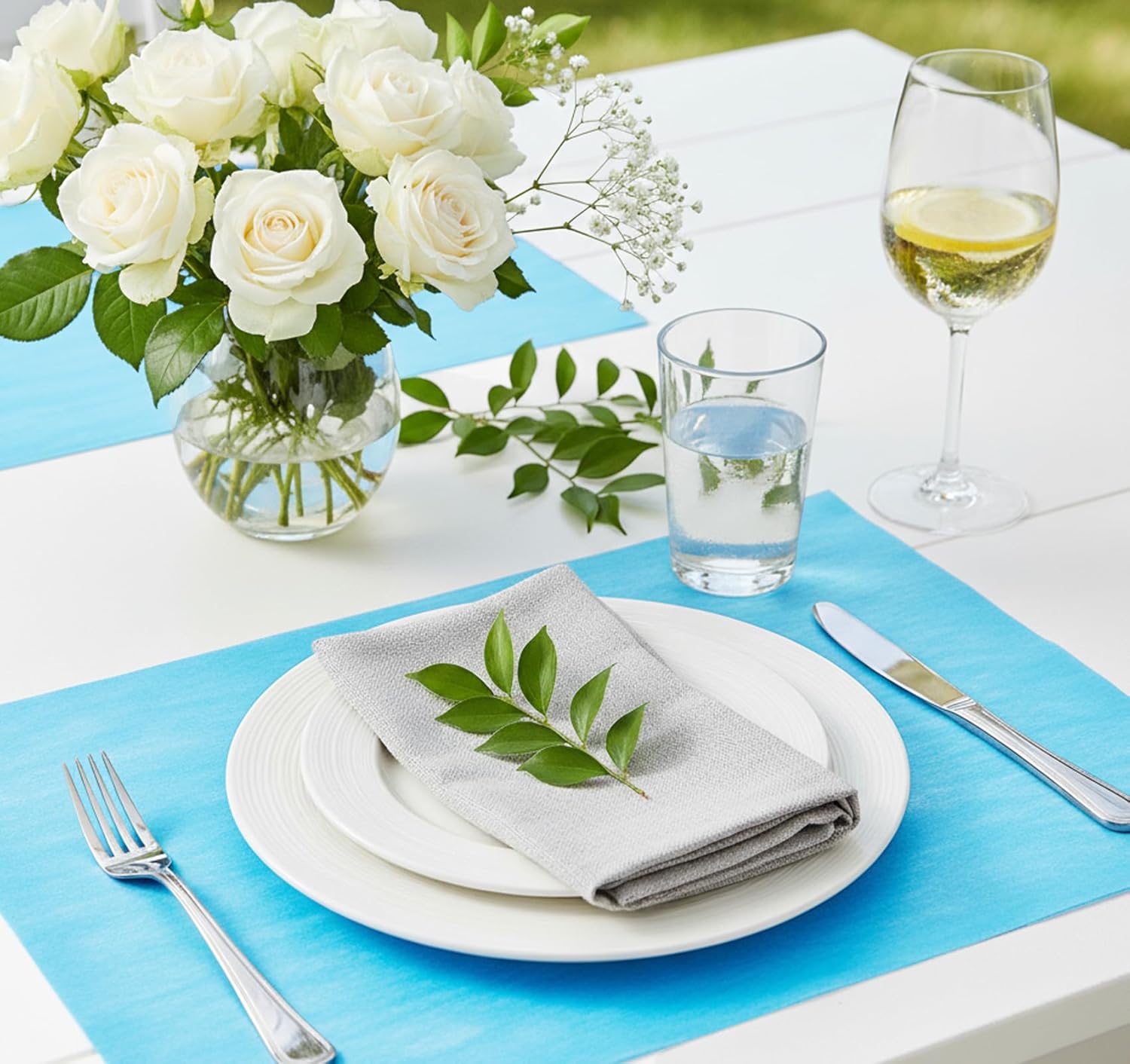 Chemin de table non tissé bleu 23x300cm, 150 cœurs décoratifs