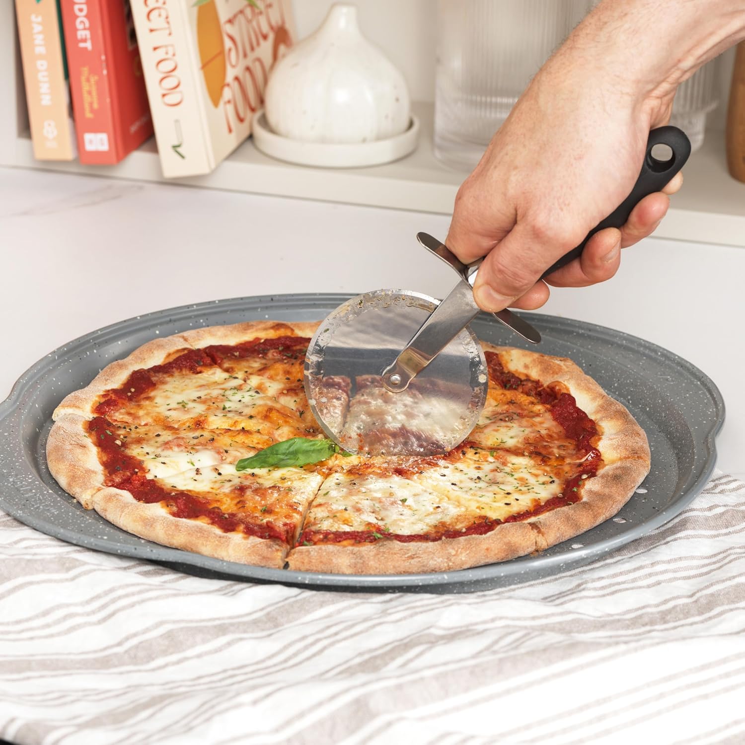 Salter - Plat à pizza Marblestone 37cm - antiadhésif, perforé, poignées, cuisson homogène
